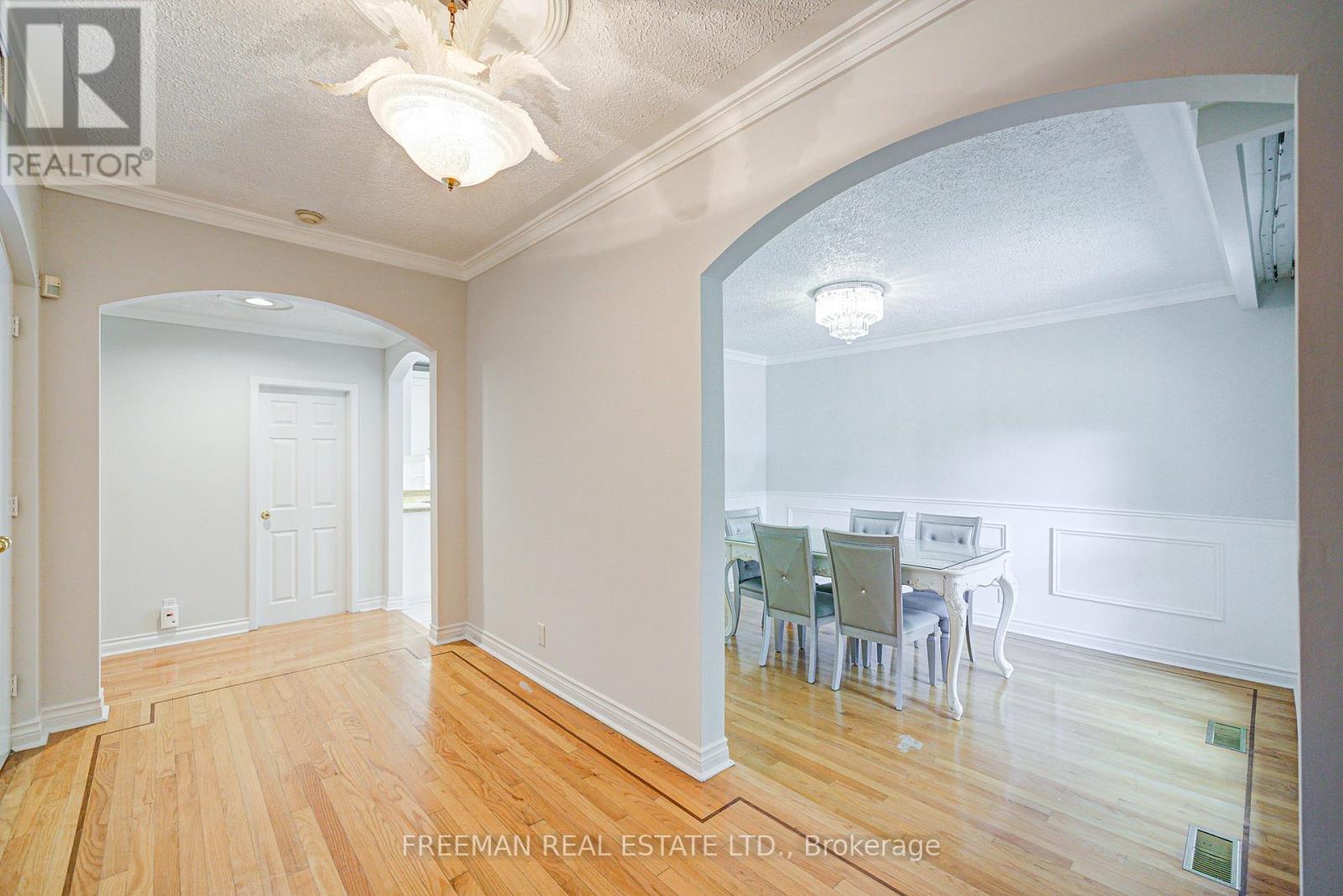 1528 Knareswood Drive, Mississauga, Ontario L5H 2M1 - Photo 10 - W12588322