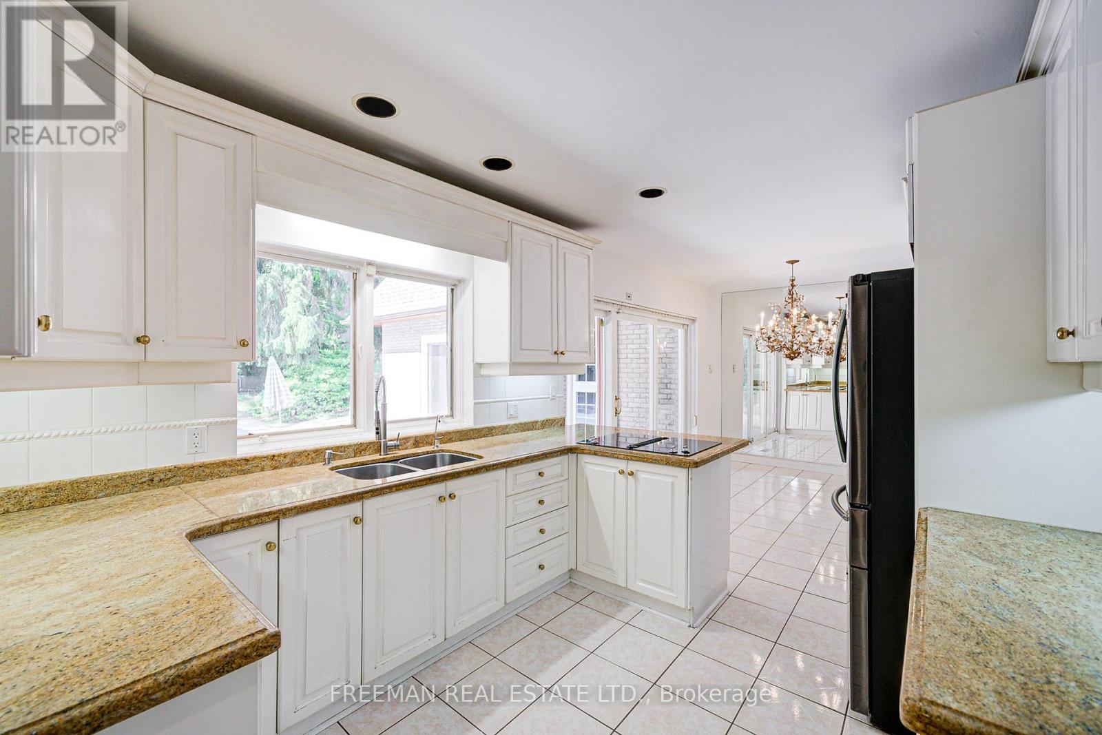 1528 Knareswood Drive, Mississauga, Ontario L5H 2M1 - Photo 12 - W12588322