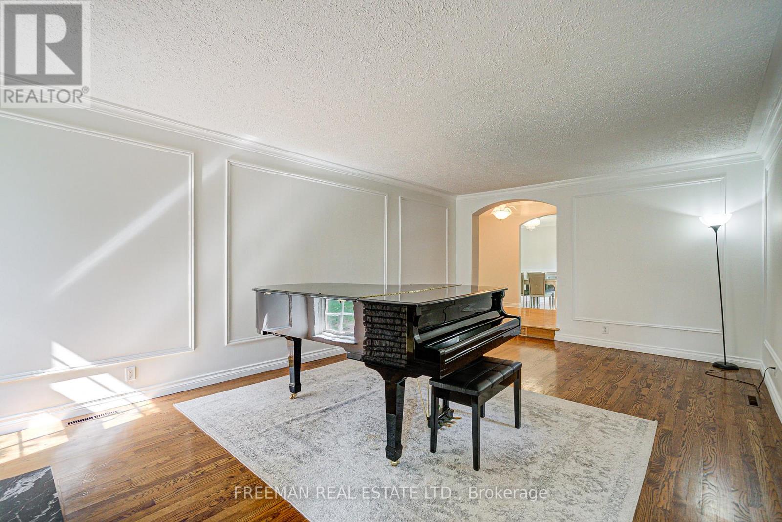 1528 Knareswood Drive, Mississauga, Ontario L5H 2M1 - Photo 13 - W12588322