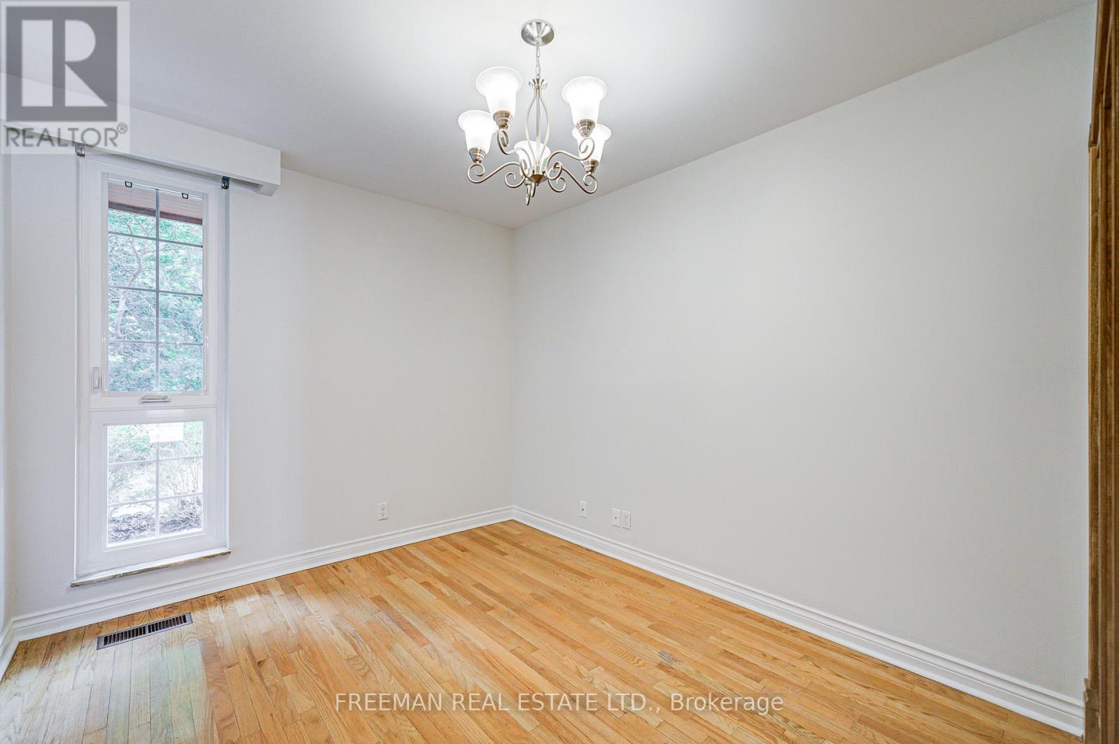 1528 Knareswood Drive, Mississauga, Ontario L5H 2M1 - Photo 14 - W12588322