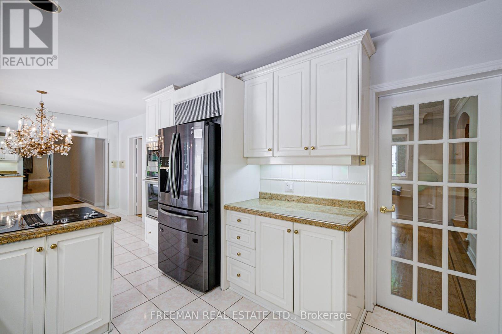 1528 Knareswood Drive, Mississauga, Ontario L5H 2M1 - Photo 16 - W12588322