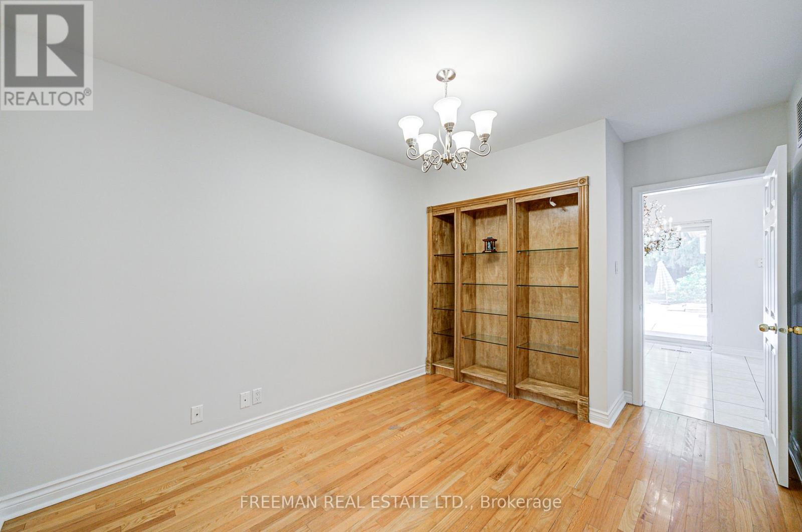 1528 Knareswood Drive, Mississauga, Ontario L5H 2M1 - Photo 18 - W12588322