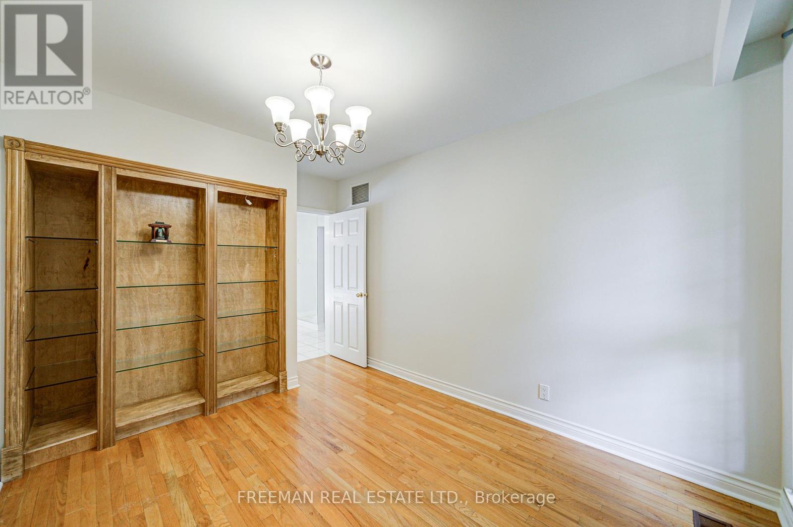 1528 Knareswood Drive, Mississauga, Ontario L5H 2M1 - Photo 19 - W12588322