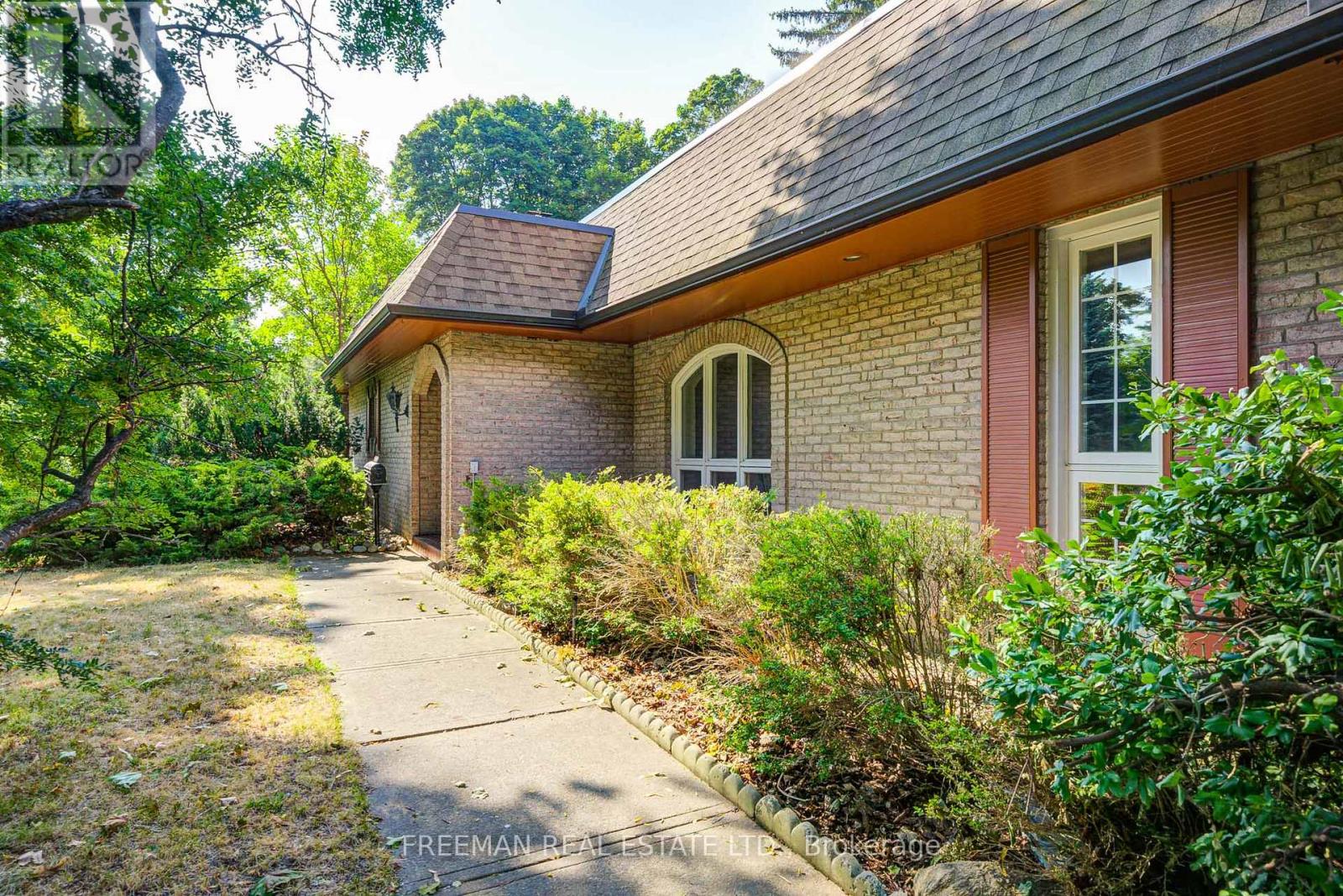 1528 Knareswood Drive, Mississauga, Ontario L5H 2M1 - Photo 2 - W12588322