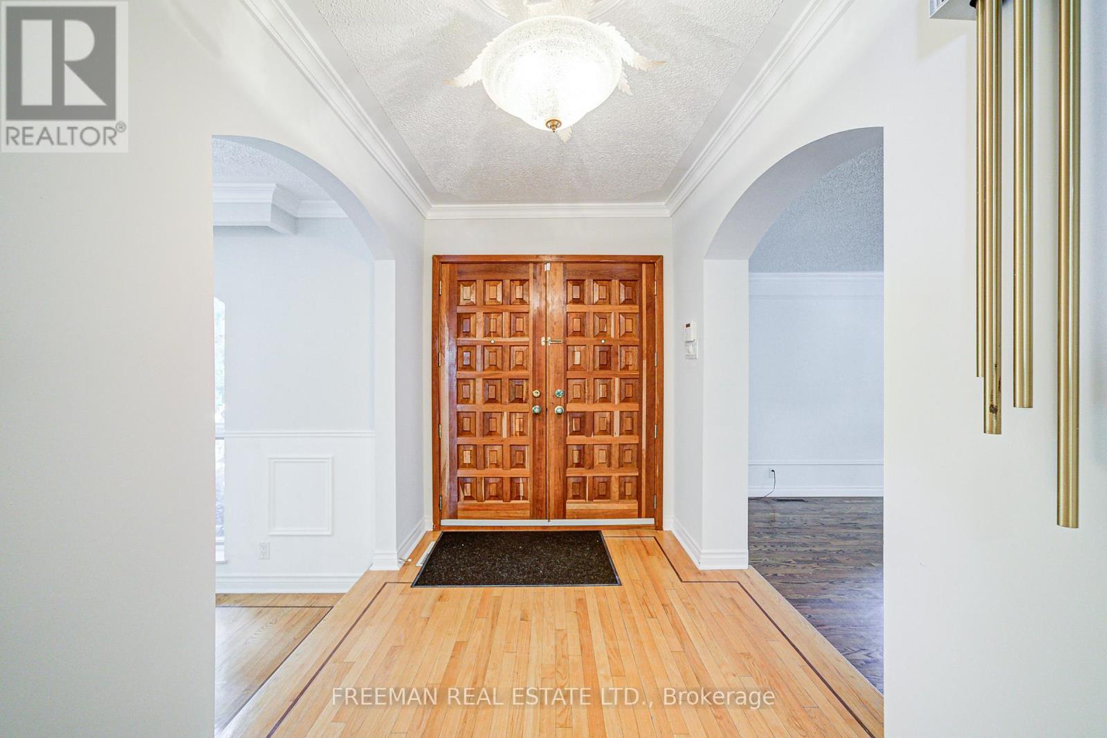 1528 Knareswood Drive, Mississauga, Ontario L5H 2M1 - Photo 5 - W12588322