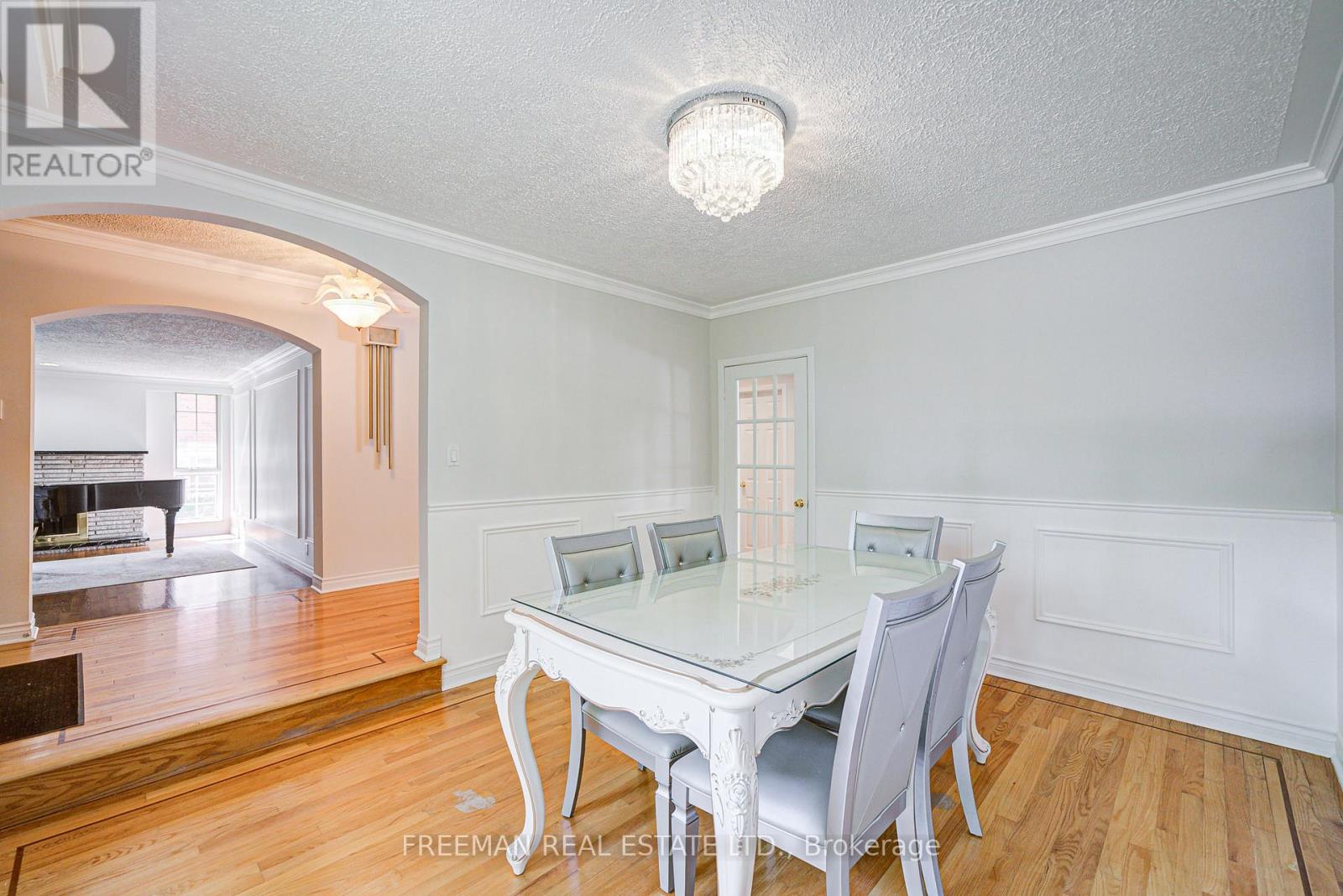 1528 Knareswood Drive, Mississauga, Ontario L5H 2M1 - Photo 7 - W12588322