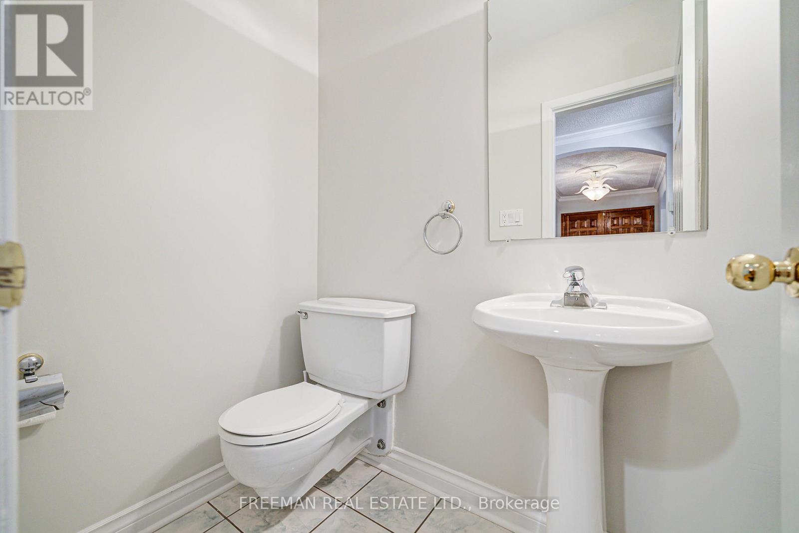 1528 Knareswood Drive, Mississauga, Ontario L5H 2M1 - Photo 8 - W12588322