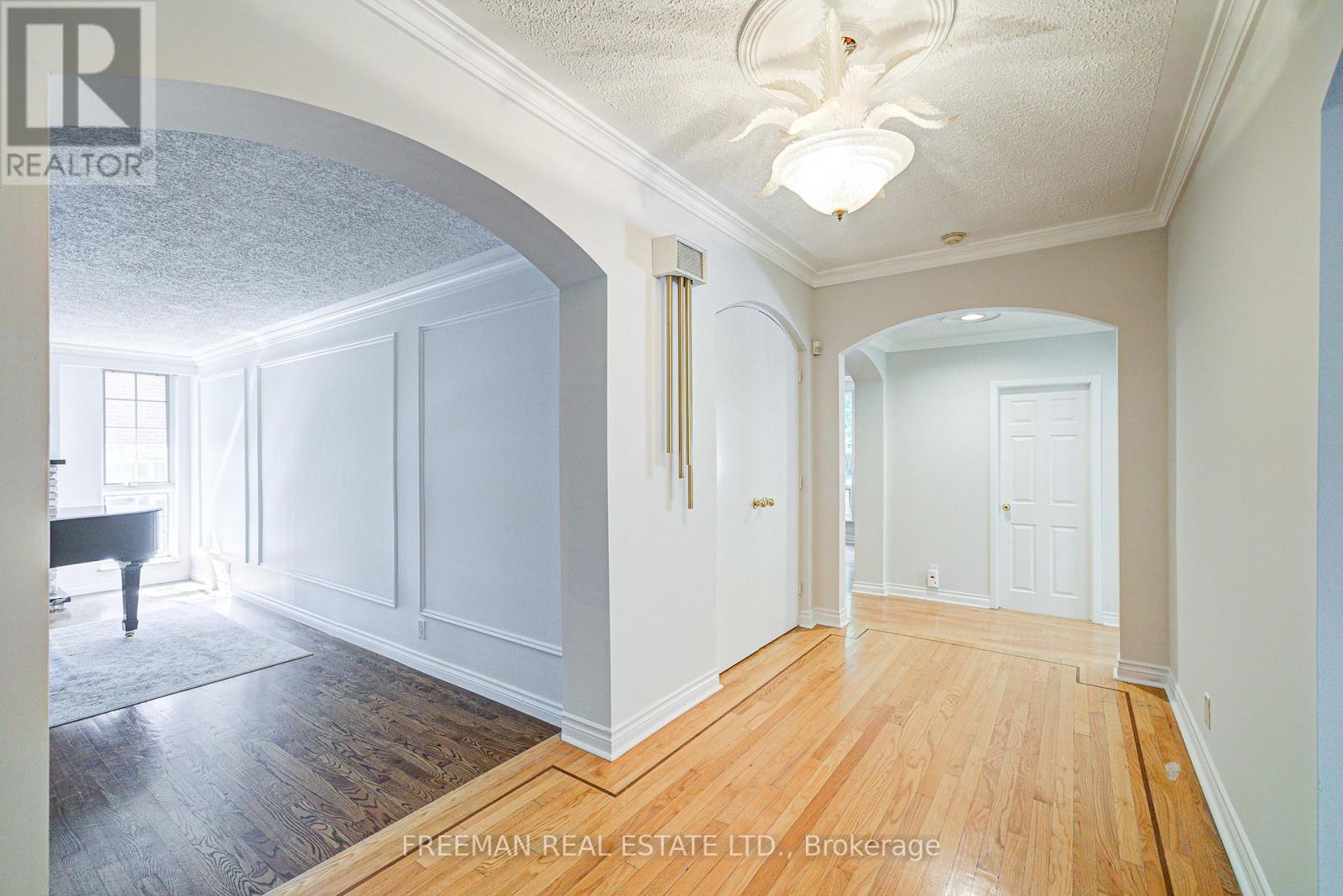 1528 Knareswood Drive, Mississauga, Ontario L5H 2M1 - Photo 9 - W12588322