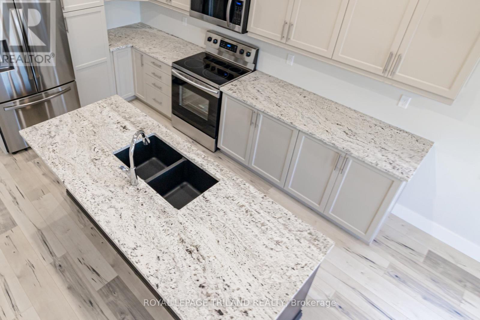 26 Tattersall Lane, Lambton Shores, Ontario N0M 1T0 - Photo 19 - X12588282