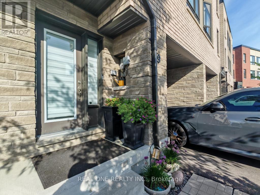 19 WOODSTREAM DRIVE, Toronto, Ontario