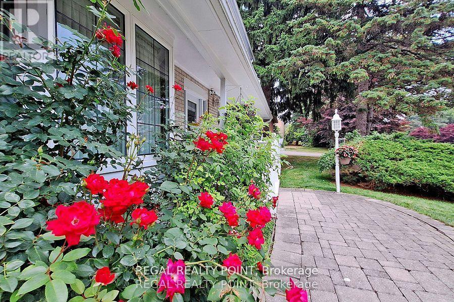 12 Fairway Heights Crescent, Markham, Ontario  L3T 1K2 - Photo 3 - N12588354