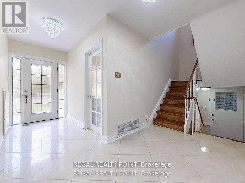 12 Fairway Heights Crescent, Markham, Ontario  L3T 1K2 - Photo 5 - N12588354