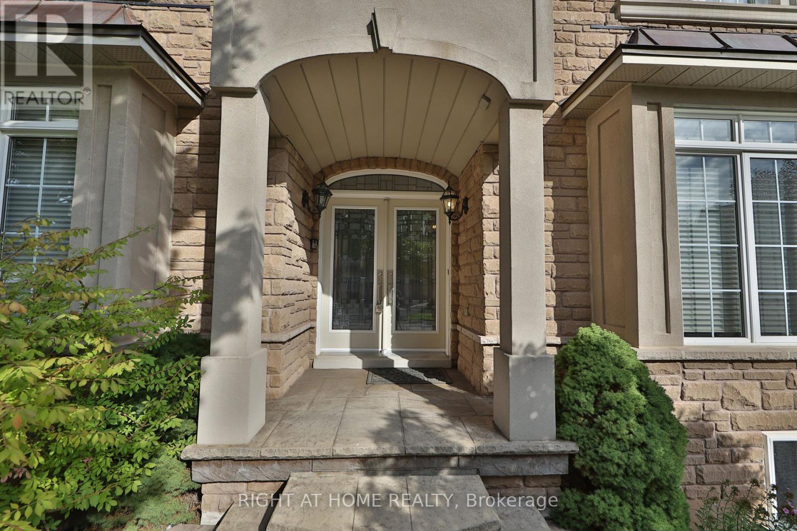 2435 Valley Forest Way, Oakville, Ontario  L6H 6W9 - Photo 3 - W12588366