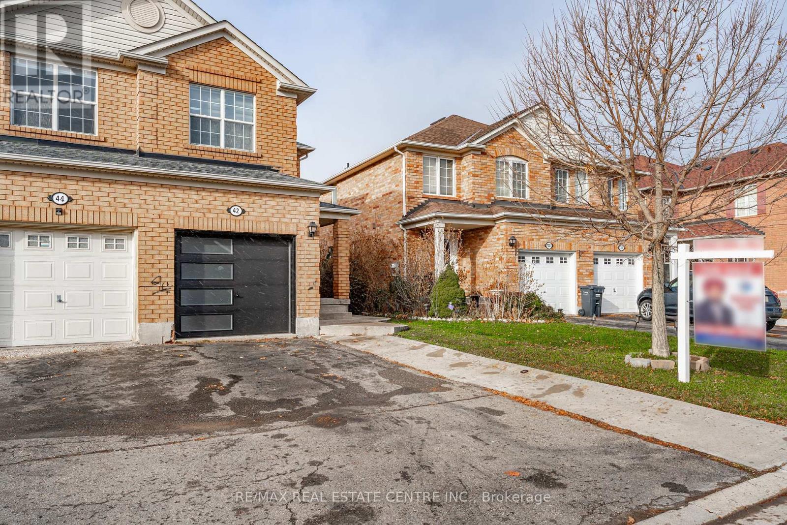 42 Brunswick Street, Brampton, Ontario  L6X 4Z9 - Photo 2 - W12588372