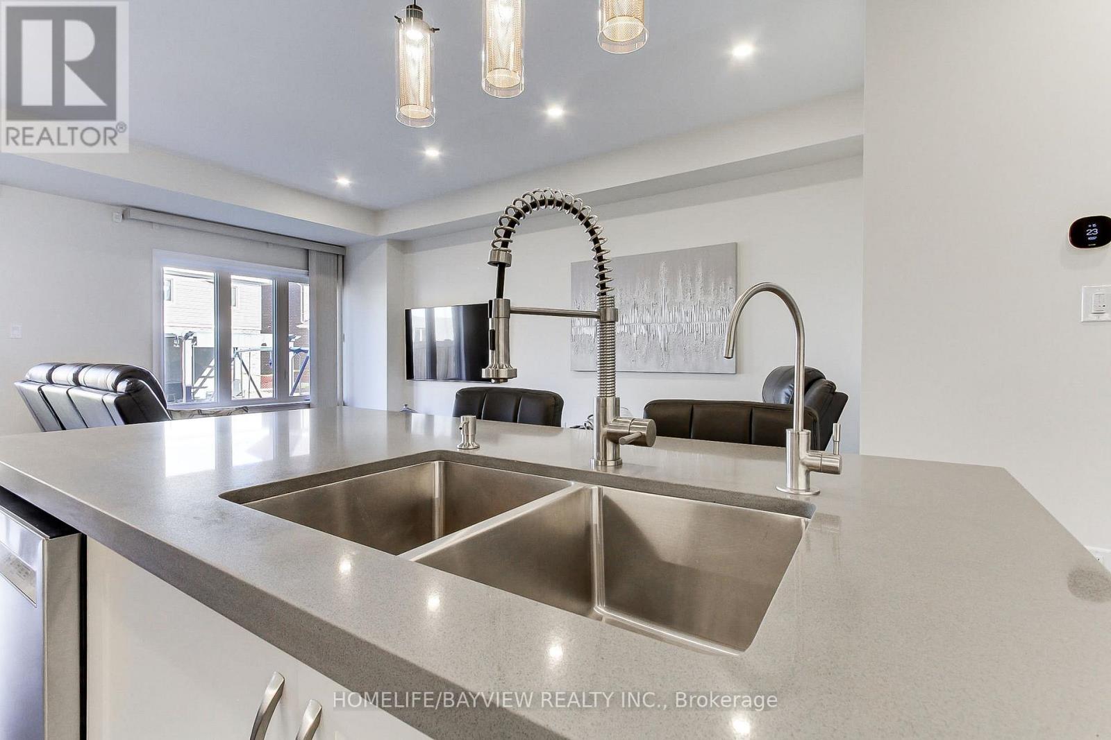 70 Lorne Thomas Place, New Tecumseth, Ontario  L9R 0V8 - Photo 9 - N12471089