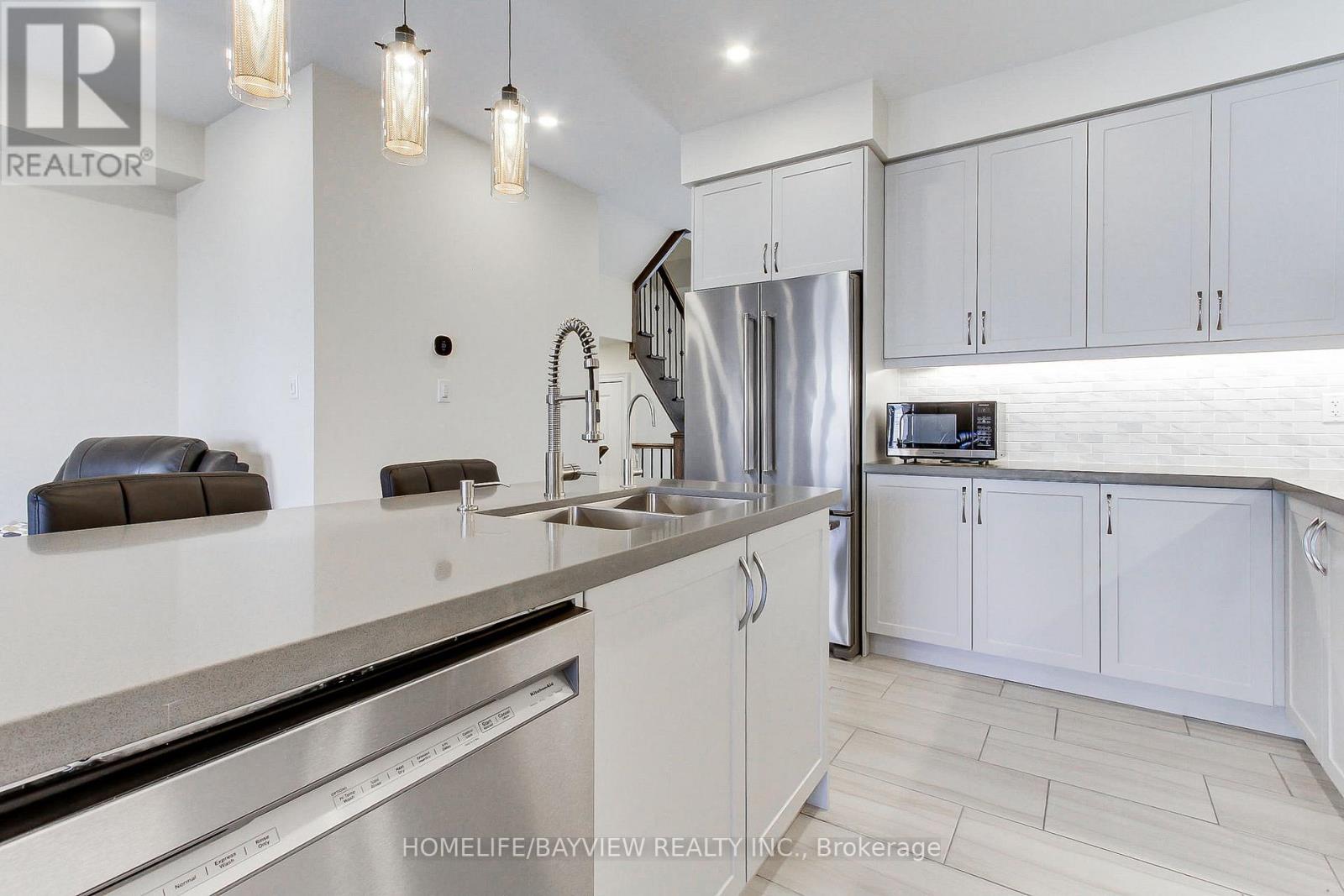 70 Lorne Thomas Place, New Tecumseth, Ontario  L9R 0V8 - Photo 8 - N12471089