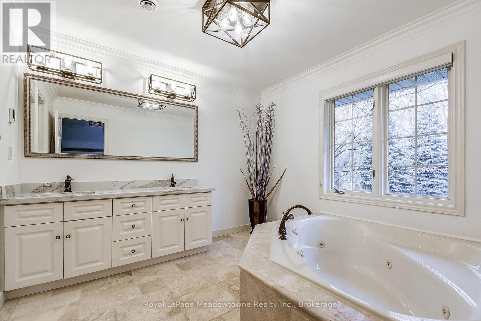 18 Parkshore Place, Hamilton, Ontario L0R 1H1 - Photo 28 - X12486727