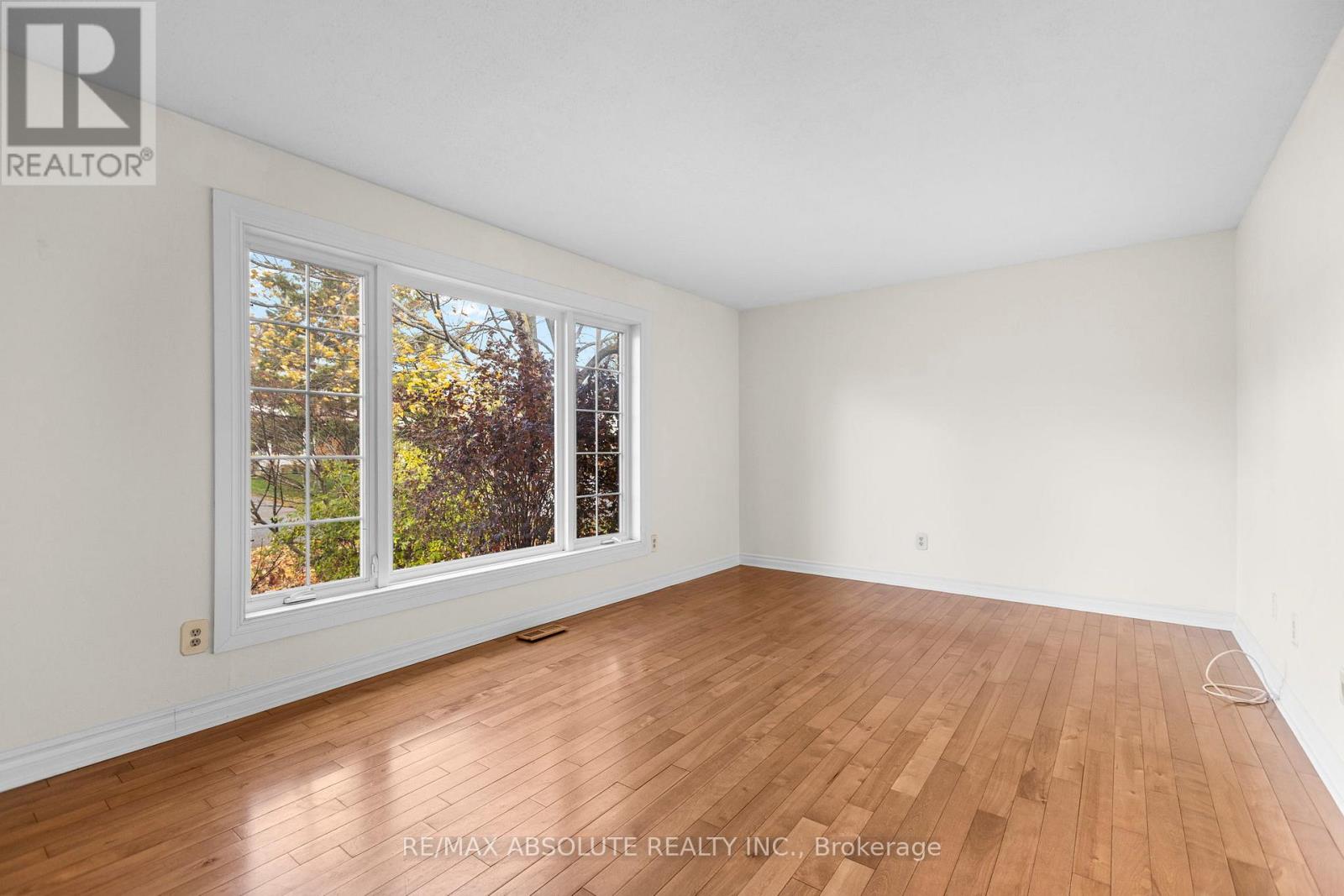 16 Melanie Crescent, Ottawa, Ontario  K2L 2E5 - Photo 5 - X12588402