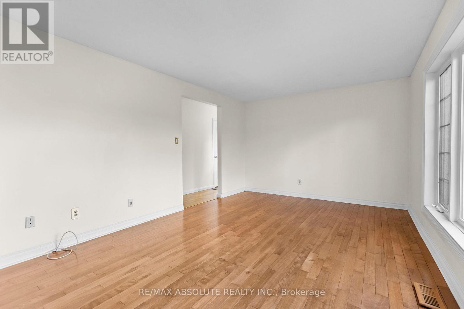 16 Melanie Crescent, Ottawa, Ontario  K2L 2E5 - Photo 6 - X12588402