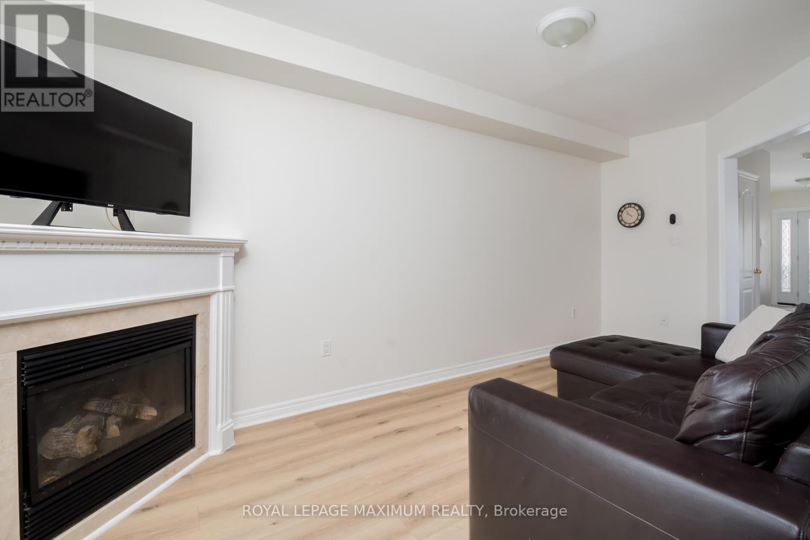 179 Warwick Crescent, Newmarket, Ontario  L3X 2S3 - Photo 4 - N12518476