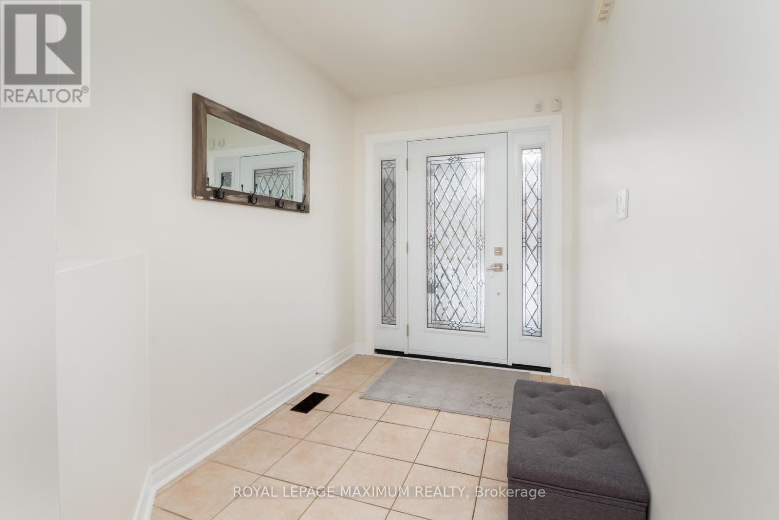 179 Warwick Crescent, Newmarket, Ontario  L3X 2S3 - Photo 3 - N12518476