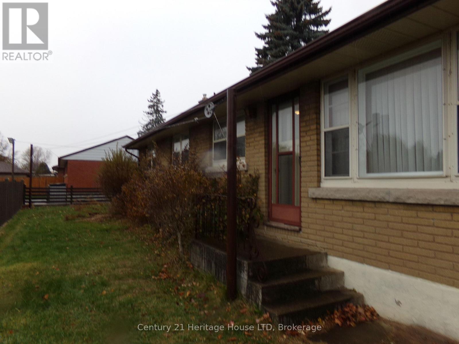 6558 Oneil Street, Niagara Falls, Ontario L2J 1N1 - Photo 4 - X12576310