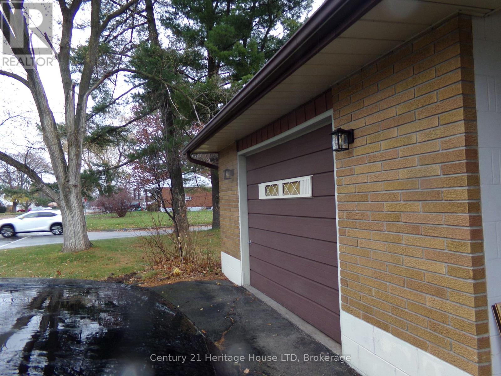 6558 Oneil Street, Niagara Falls, Ontario L2J 1N1 - Photo 3 - X12576310