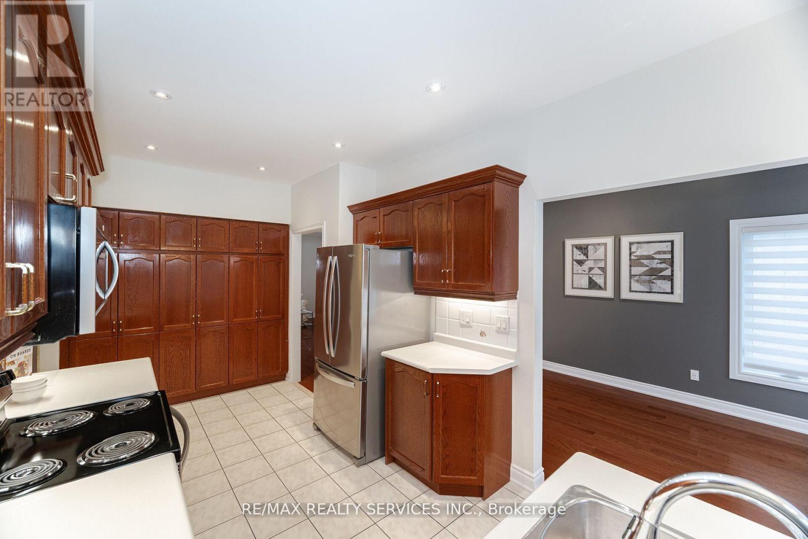 3 Tuscany Lane, Brampton, Ontario  L6R 1W5 - Photo 11 - W12588412