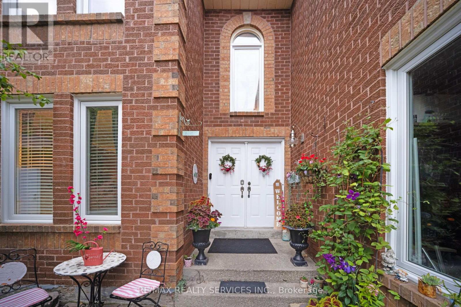 74 Leeward Drive N, Brampton, Ontario  L6S 5V8 - Photo 2 - W12588434