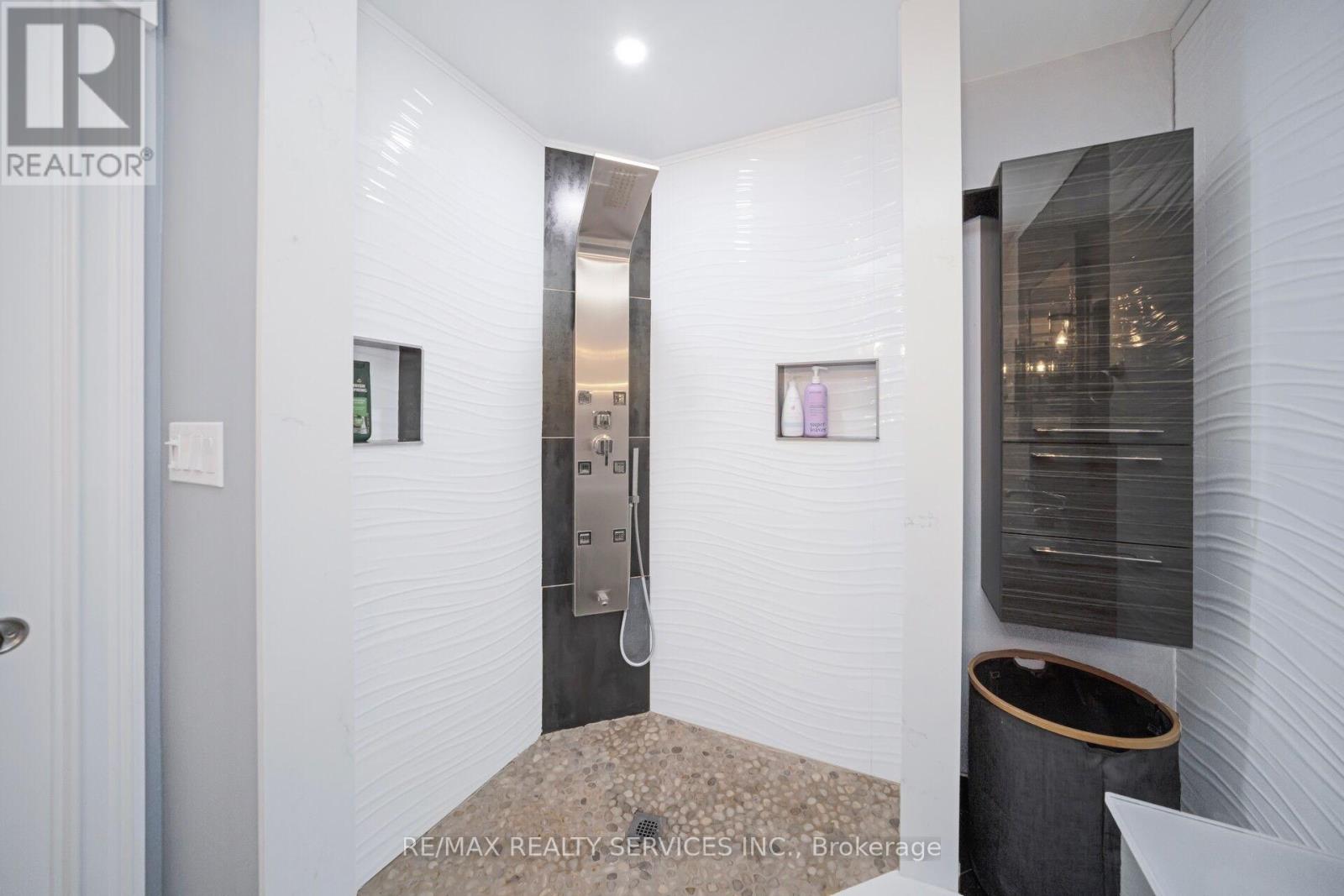 74 Leeward Drive N, Brampton, Ontario  L6S 5V8 - Photo 32 - W12588434