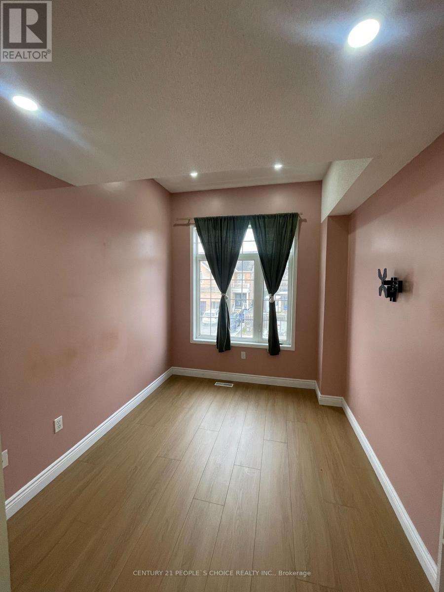 51 Portrush Trail, Brampton, Ontario L6X 0R2 - Photo 12 - W12563190