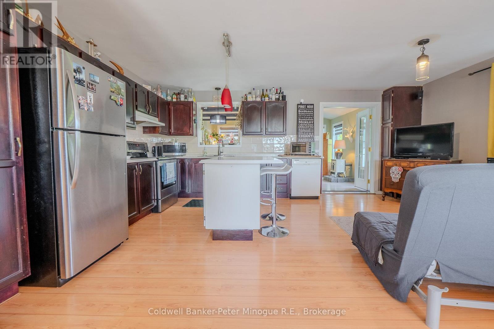 54 Lakeshore Drive, Temagami, Ontario  P0H 2H0 - Photo 5 - X12400967