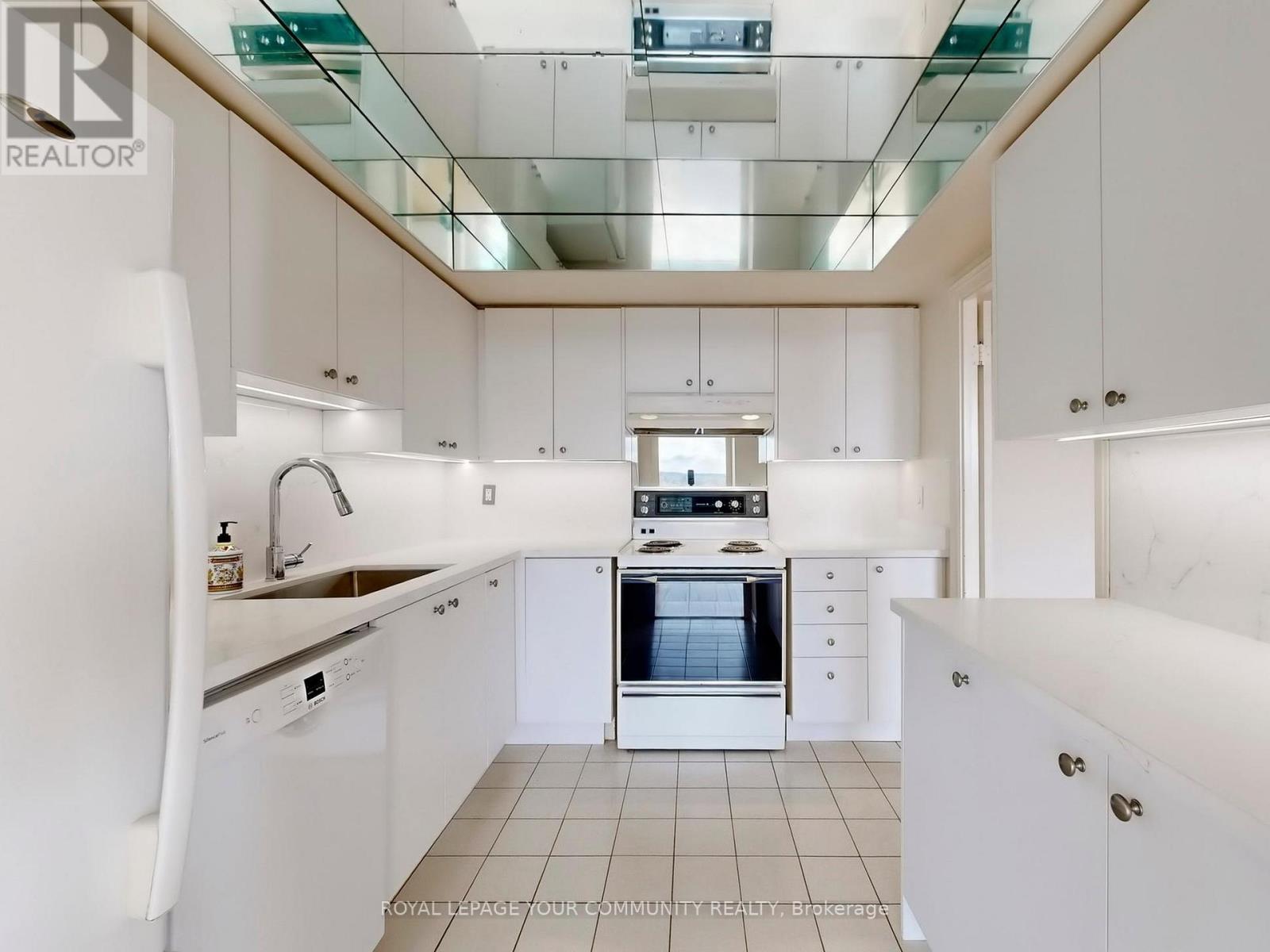 810 - 30 Harding Boulevard W, Richmond Hill, Ontario  L4C 9M3 - Photo 12 - N12588472