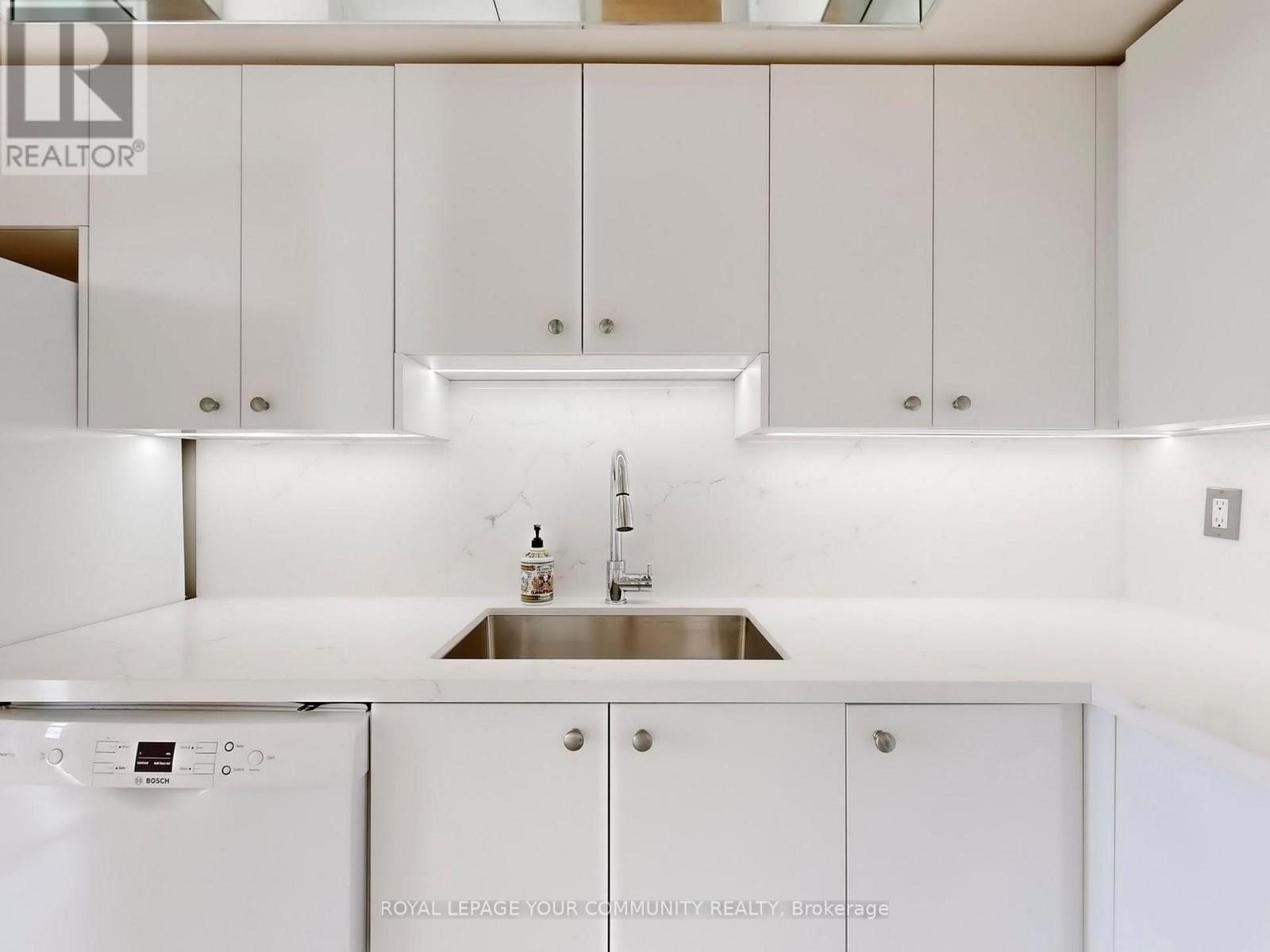 810 - 30 Harding Boulevard W, Richmond Hill, Ontario  L4C 9M3 - Photo 13 - N12588472