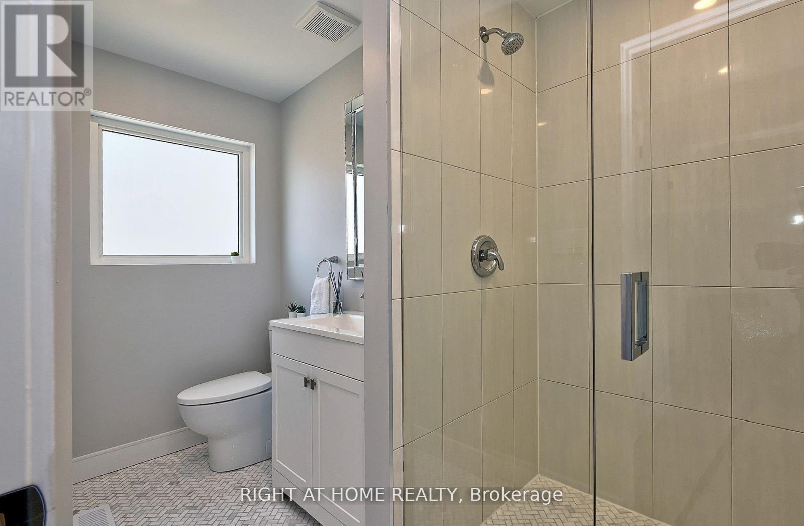 5 - 106 Lappin Avenue, Toronto, Ontario  M6H 1Y4 - Photo 7 - W12588478