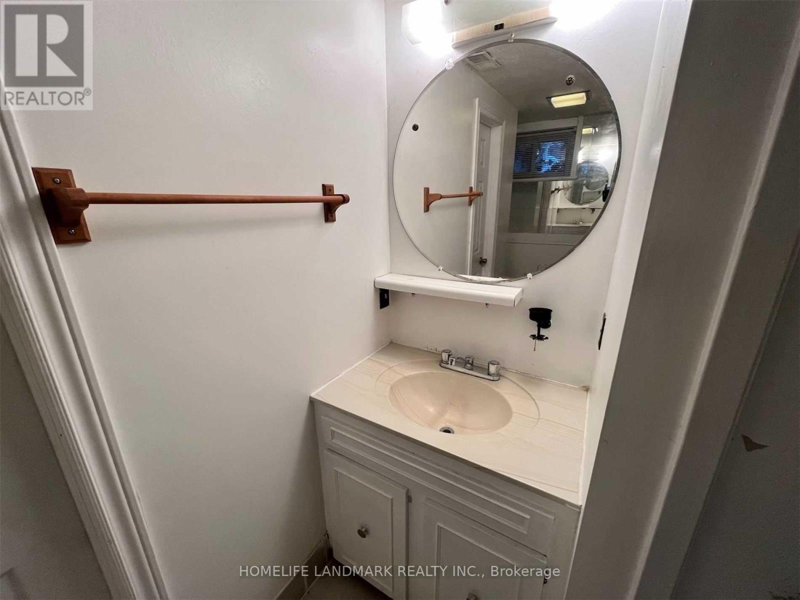 102 Billington Crescent, Toronto, Ontario  M3A 2G6 - Photo 4 - C12441883