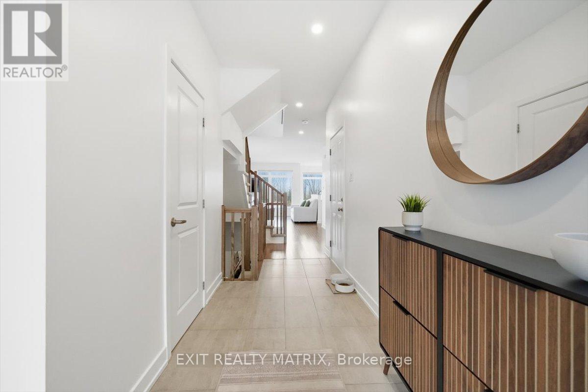 641 Putney Crescent, Ottawa, Ontario  K2S 2N7 - Photo 5 - X12559120