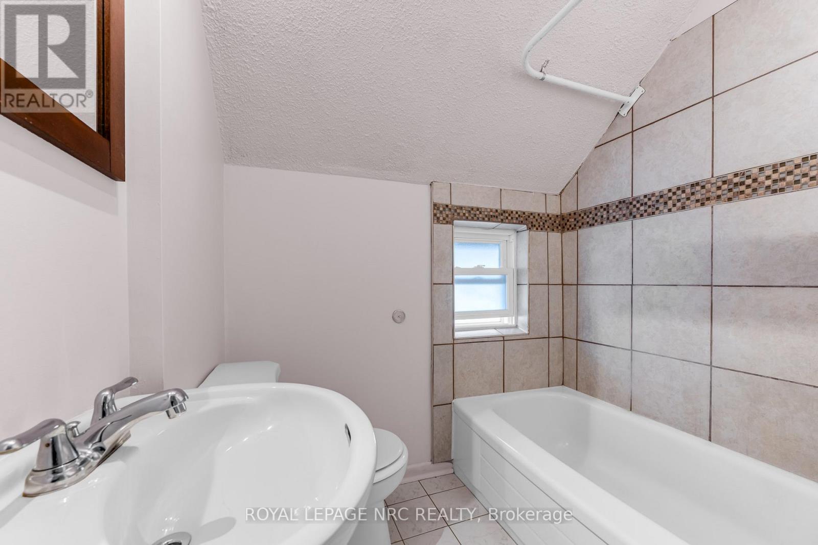 36 Elizabeth Street, St. Catharines, Ontario  L2R 2L4 - Photo 18 - X12588516