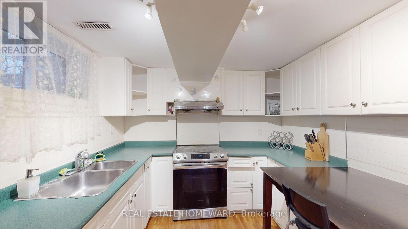 112 Benjamin Boake Trail, Toronto, Ontario  M3J 3C4 - Photo 16 - W12588504