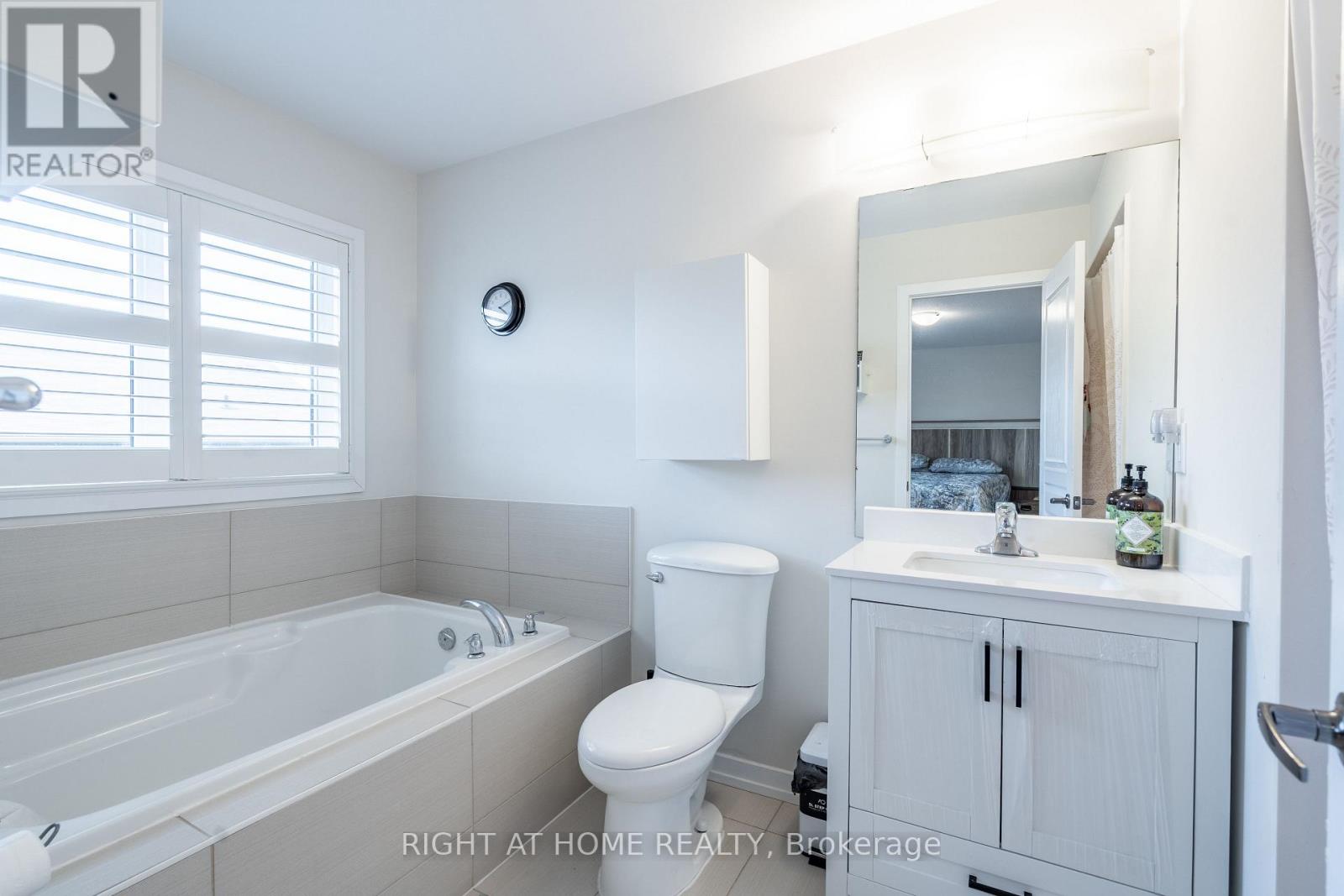 40 Hedges Crescent, Hamilton, Ontario  L8J 0K8 - Photo 13 - X12588494