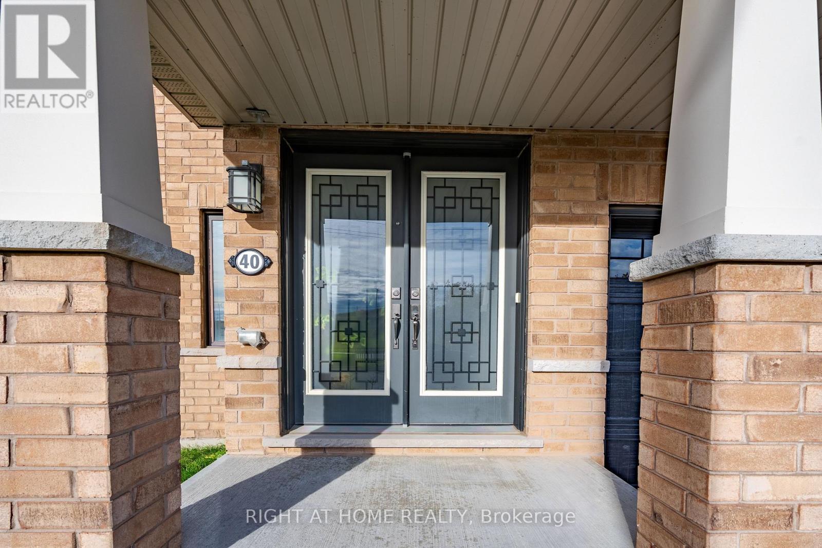 40 Hedges Crescent, Hamilton, Ontario  L8J 0K8 - Photo 2 - X12588494