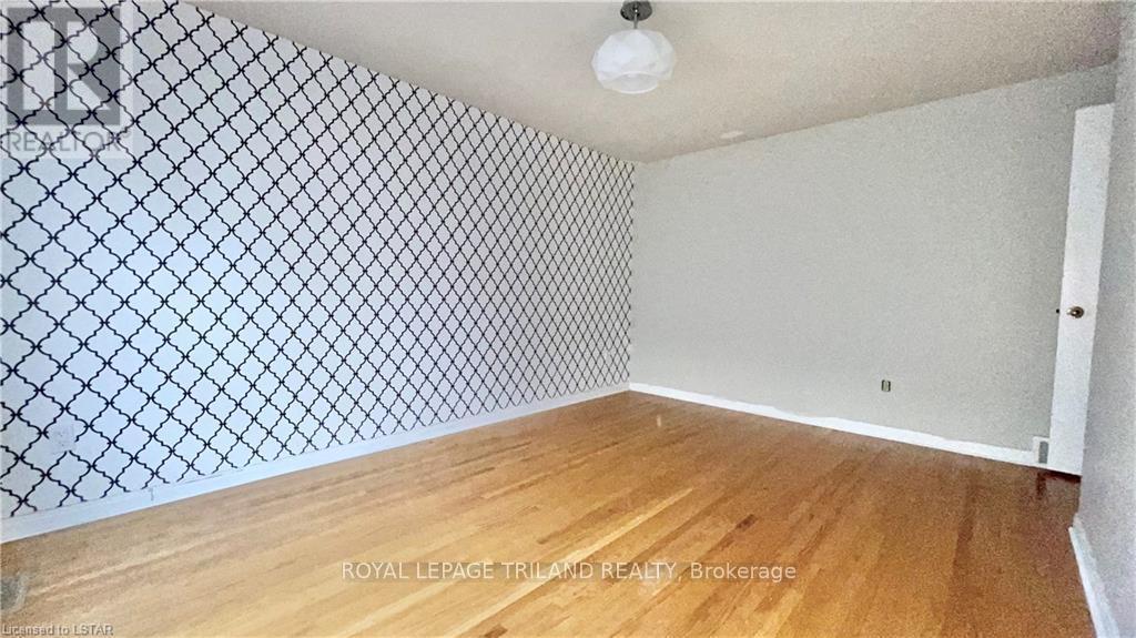 Main Level & Second Floor - 867 Viscount Road S, London South, Ontario  N6J 2C7 - Photo 25 - X12588564