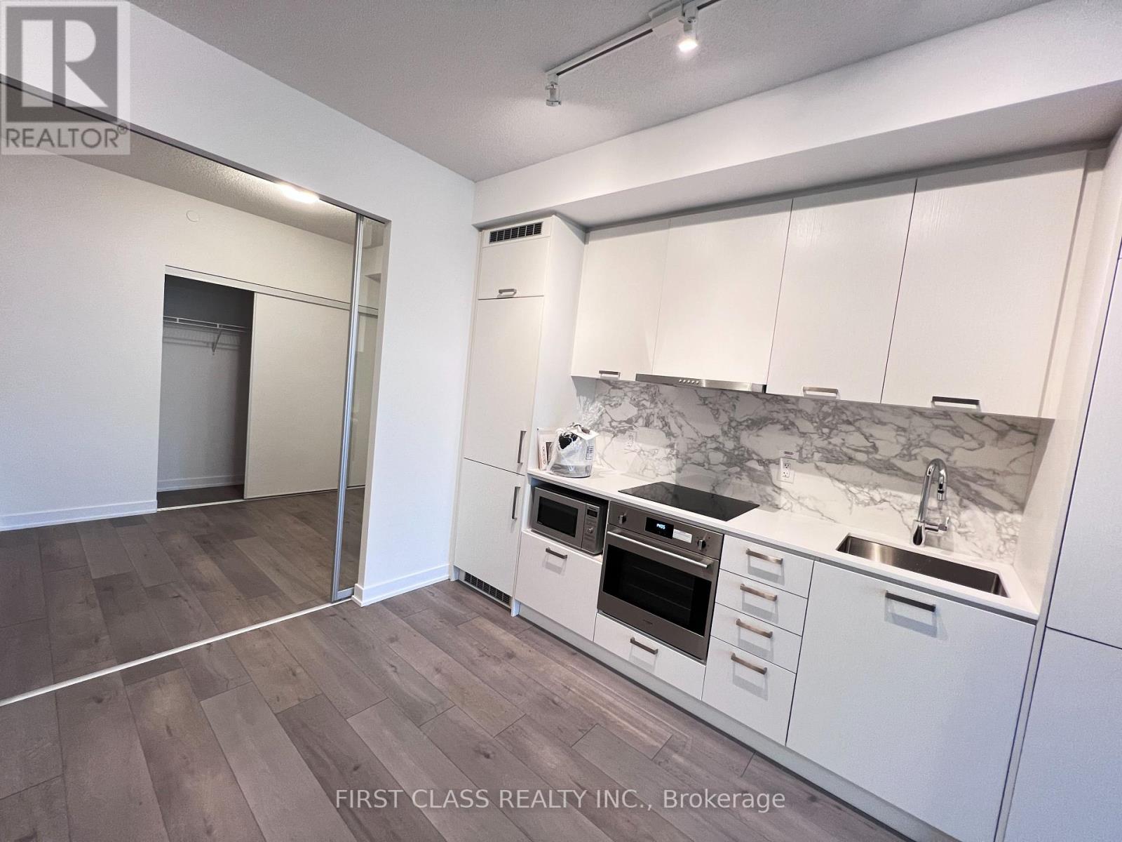 610 - 10 Honeycrisp Crescent, Vaughan, Ontario  L4K 5Z8 - Photo 10 - N12588546