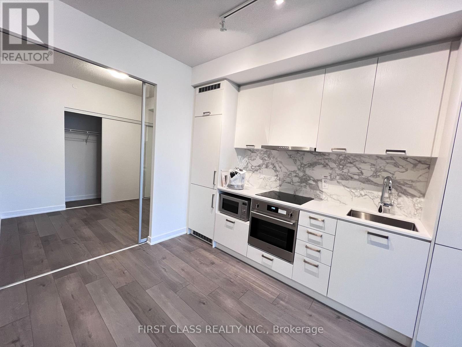 610 - 10 Honeycrisp Crescent, Vaughan, Ontario  L4K 5Z8 - Photo 11 - N12588546