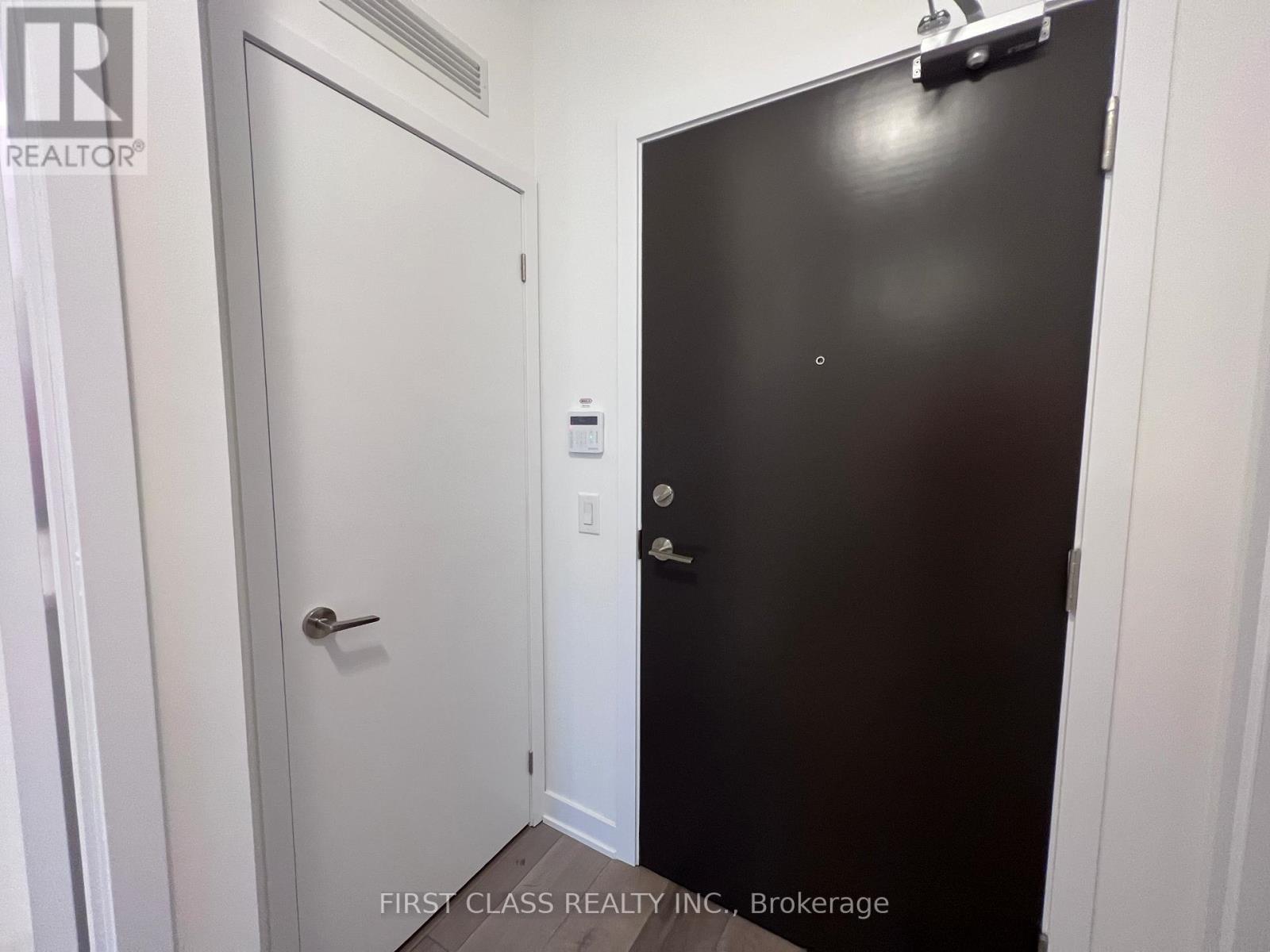 610 - 10 Honeycrisp Crescent, Vaughan, Ontario  L4K 5Z8 - Photo 4 - N12588546