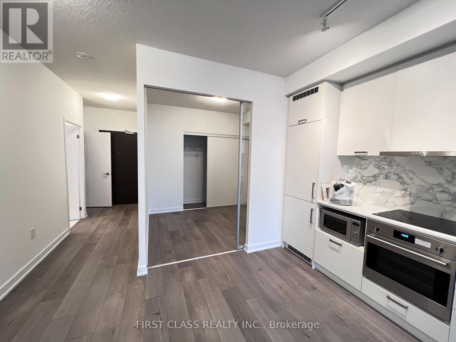 610 - 10 Honeycrisp Crescent, Vaughan, Ontario  L4K 5Z8 - Photo 9 - N12588546