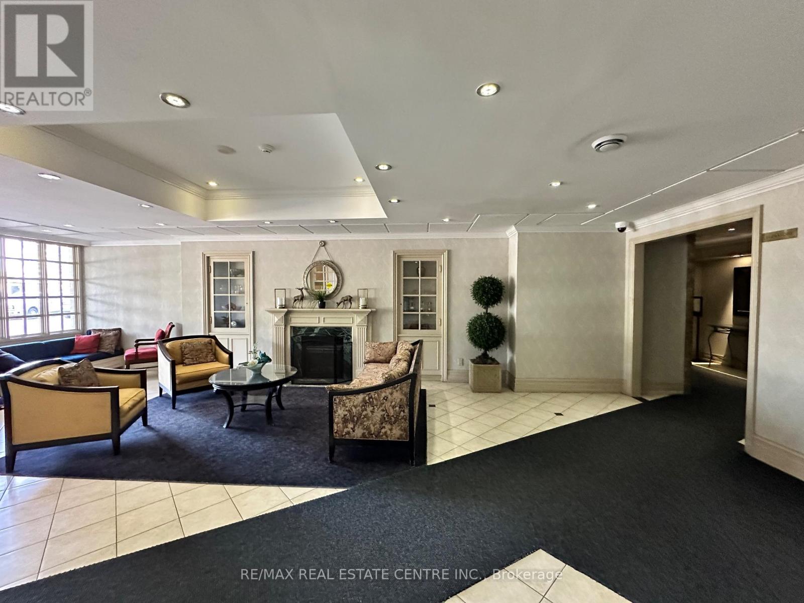 302 - 1360 Rathburn Road E, Mississauga, Ontario  L4W 4H4 - Photo 4 - W12588588