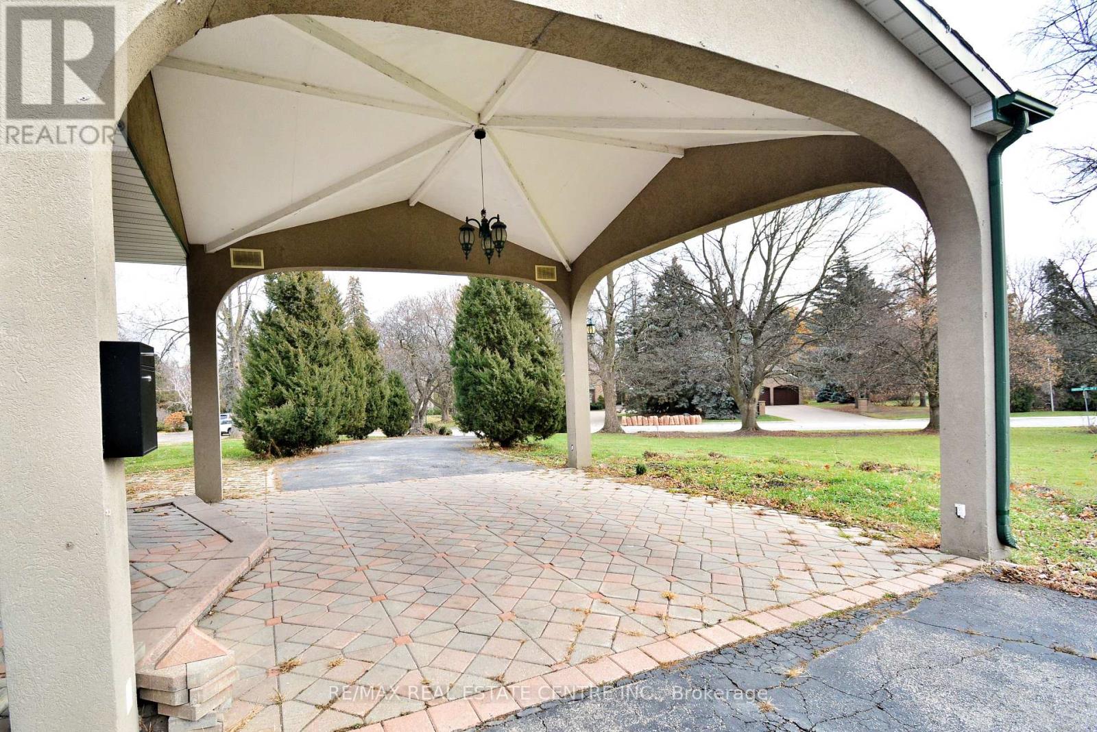 20 Crescent Hill Drive N, Brampton, Ontario  L6S 1C7 - Photo 5 - W12588524