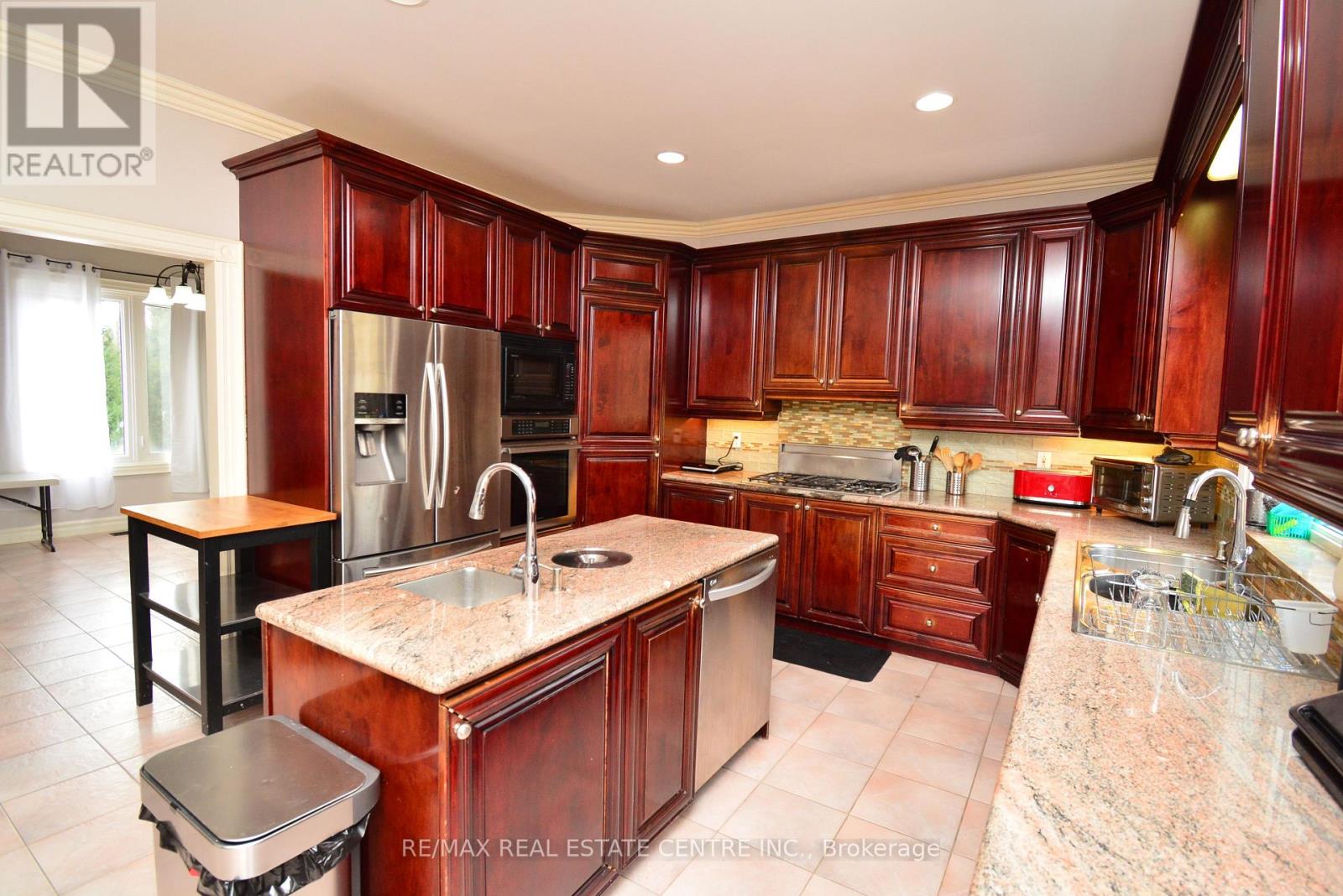 20 Crescent Hill Drive N, Brampton, Ontario  L6S 1C7 - Photo 9 - W12588524