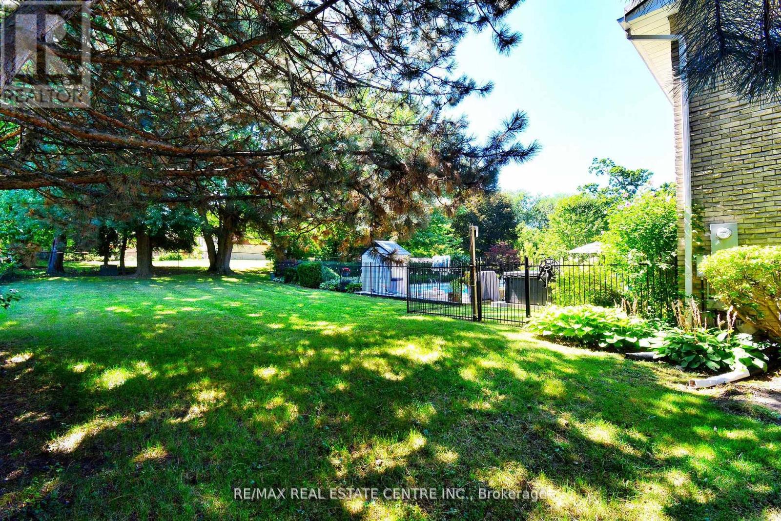 17 Crescent Hill Drive S, Brampton, Ontario  L6S 2P4 - Photo 4 - W12383827